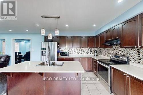 18 Birch Lake Court, Brampton (Bram East), ON - Indoor Photo Showing Kitchen With Double Sink With Upgraded Kitchen