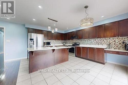 18 Birch Lake Court, Brampton (Bram East), ON - Indoor Photo Showing Kitchen With Upgraded Kitchen