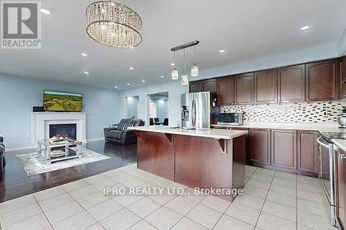 18 Birch Lake Court, Brampton (Bram East), ON - Indoor Photo Showing Kitchen With Upgraded Kitchen