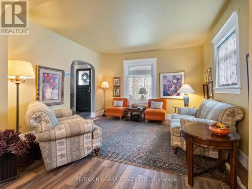 259 Dufferin Street, Fort Erie, ON - Indoor Photo Showing Living Room