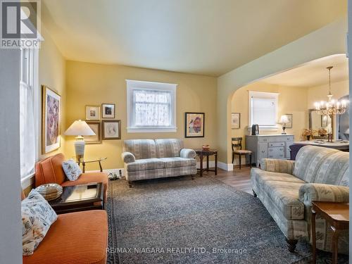 259 Dufferin Street, Fort Erie, ON - Indoor Photo Showing Living Room