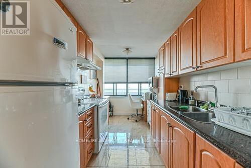 2109 - 18 Knightsbridge Road, Brampton (Queen Street Corridor), ON - Indoor Photo Showing Kitchen With Double Sink