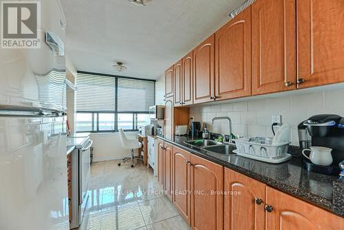 2109 - 18 Knightsbridge Road, Brampton (Queen Street Corridor), ON - Indoor Photo Showing Kitchen With Double Sink