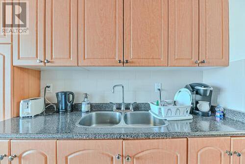 2109 - 18 Knightsbridge Road, Brampton (Queen Street Corridor), ON - Indoor Photo Showing Kitchen With Double Sink