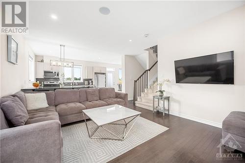 226 Argonaut Circle, Ottawa, ON - Indoor Photo Showing Living Room