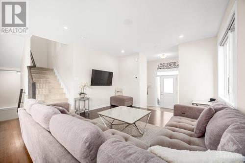 226 Argonaut Circle, Ottawa, ON - Indoor Photo Showing Living Room