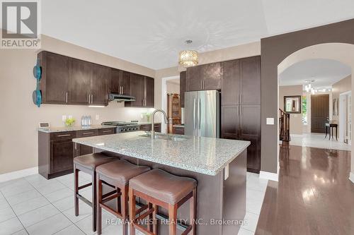 99 Verdi Road, Richmond Hill, ON - Indoor Photo Showing Kitchen With Upgraded Kitchen