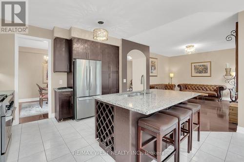 99 Verdi Road, Richmond Hill, ON - Indoor Photo Showing Kitchen With Upgraded Kitchen