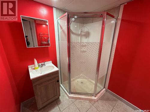 449 5Th Street, Weyburn, SK - Indoor Photo Showing Bathroom