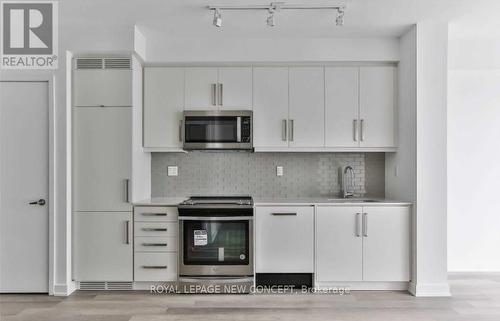 404 - 5180 Yonge Street, Toronto (Willowdale West), ON - Indoor Photo Showing Kitchen