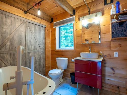 Bathroom - 1040 Ch. Beaupré, Lac-Aux-Sables, QC - Indoor Photo Showing Bathroom