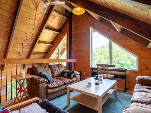 Salle familiale - 1040 Ch. Beaupré, Lac-Aux-Sables, QC - Indoor Photo Showing Living Room