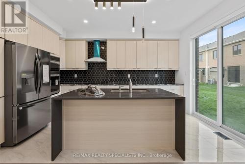 1696 Dance Court, Milton (Bowes), ON - Indoor Photo Showing Kitchen