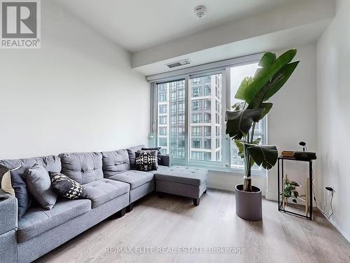 3532 - 5 Mabelle Avenue, Toronto (Islington-City Centre West), ON - Indoor Photo Showing Living Room