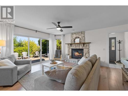 421 21 Street Se, Salmon Arm, BC - Indoor Photo Showing Living Room With Fireplace