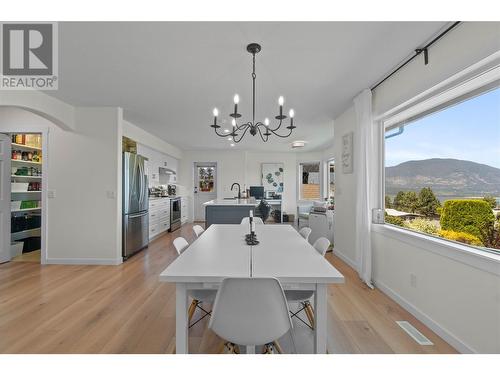 421 21 Street Se, Salmon Arm, BC - Indoor Photo Showing Dining Room