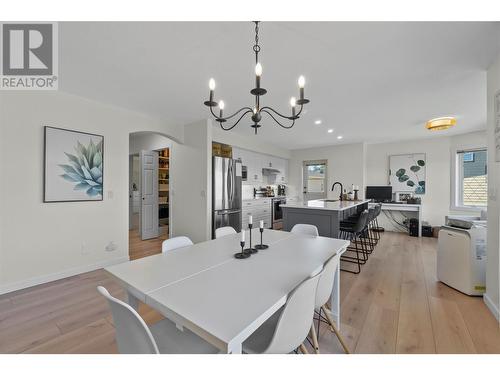 421 21 Street Se, Salmon Arm, BC - Indoor Photo Showing Dining Room