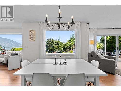 421 21 Street Se, Salmon Arm, BC - Indoor Photo Showing Dining Room