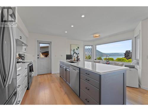 421 21 Street Se, Salmon Arm, BC - Indoor Photo Showing Kitchen