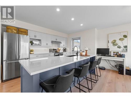 421 21 Street Se, Salmon Arm, BC - Indoor Photo Showing Kitchen