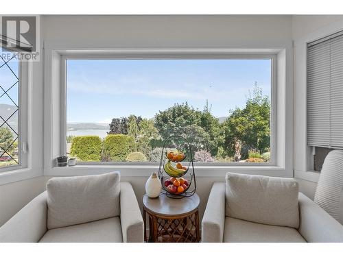 421 21 Street Se, Salmon Arm, BC - Indoor Photo Showing Living Room