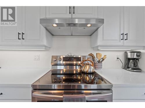 421 21 Street Se, Salmon Arm, BC - Indoor Photo Showing Kitchen