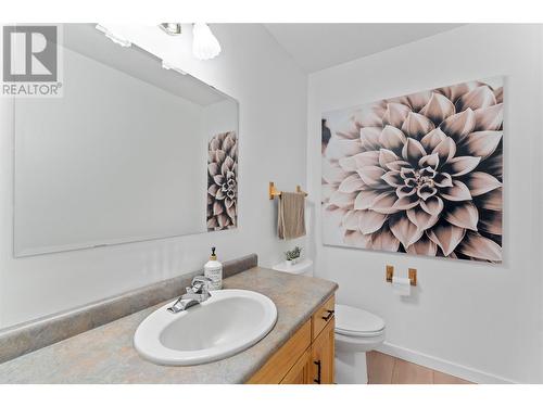 421 21 Street Se, Salmon Arm, BC - Indoor Photo Showing Bathroom