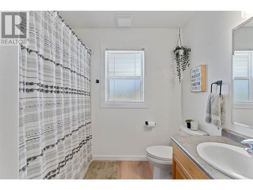 421 21 Street Se, Salmon Arm, BC - Indoor Photo Showing Bathroom