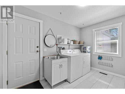 421 21 Street Se, Salmon Arm, BC - Indoor Photo Showing Laundry Room