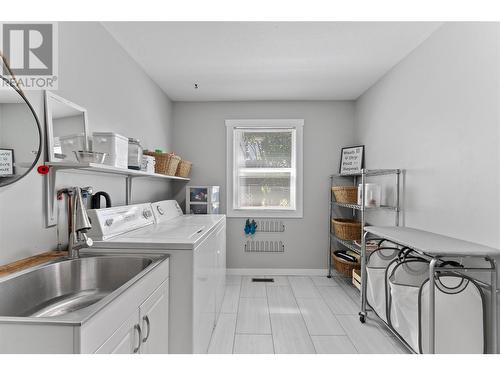 421 21 Street Se, Salmon Arm, BC - Indoor Photo Showing Laundry Room