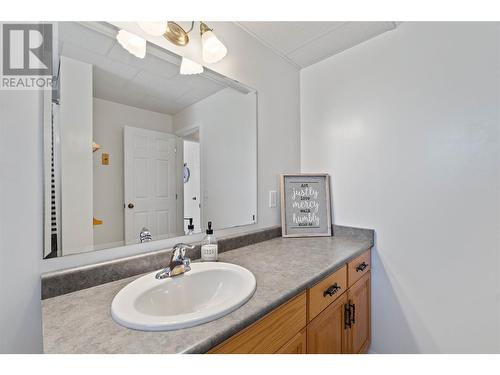 421 21 Street Se, Salmon Arm, BC - Indoor Photo Showing Bathroom