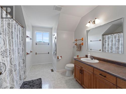 421 21 Street Se, Salmon Arm, BC - Indoor Photo Showing Bathroom