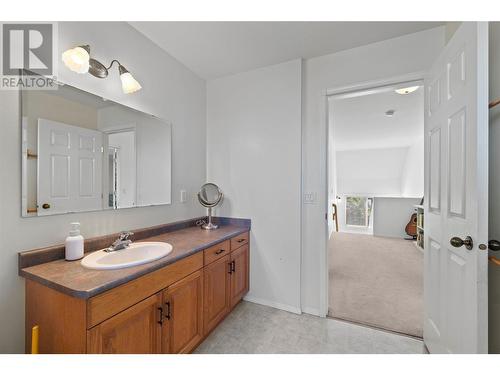 421 21 Street Se, Salmon Arm, BC - Indoor Photo Showing Bathroom