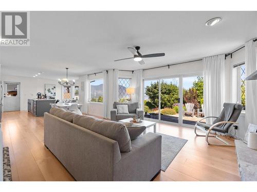 421 21 Street Se, Salmon Arm, BC - Indoor Photo Showing Living Room