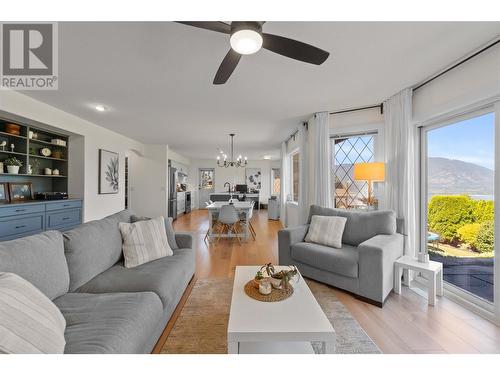 421 21 Street Se, Salmon Arm, BC - Indoor Photo Showing Living Room