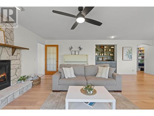 421 21 Street Se, Salmon Arm, BC - Indoor Photo Showing Living Room With Fireplace