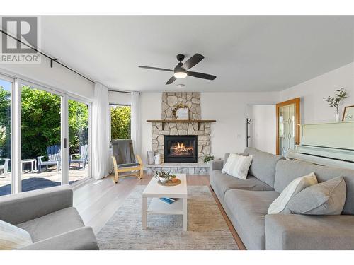 421 21 Street Se, Salmon Arm, BC - Indoor Photo Showing Living Room With Fireplace