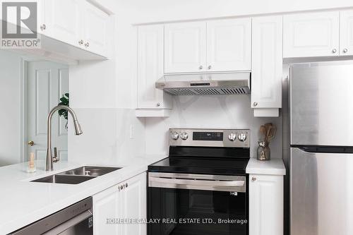 Ph39 - 68 Corporate Drive, Toronto (Woburn), ON - Indoor Photo Showing Kitchen With Stainless Steel Kitchen With Double Sink With Upgraded Kitchen