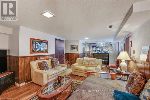 6216 Eldorado Avenue, Niagara Falls, ON - Indoor Photo Showing Living Room