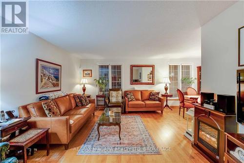 6216 Eldorado Avenue, Niagara Falls, ON - Indoor Photo Showing Living Room