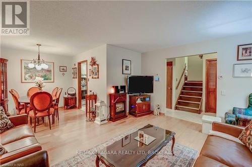 6216 Eldorado Avenue, Niagara Falls, ON - Indoor Photo Showing Living Room