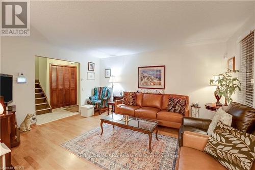 6216 Eldorado Avenue, Niagara Falls, ON - Indoor Photo Showing Living Room