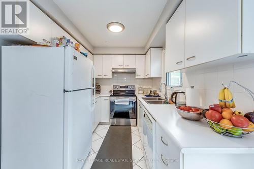 104 Cutters Crescent, Brampton (Fletcher'S West), ON - Indoor Photo Showing Kitchen With Double Sink