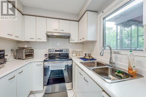 104 Cutters Crescent, Brampton (Fletcher'S West), ON - Indoor Photo Showing Kitchen With Double Sink