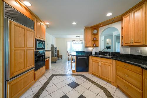 1176 Thomas-Hayes Road, Spallumcheen, BC - Indoor Photo Showing Kitchen