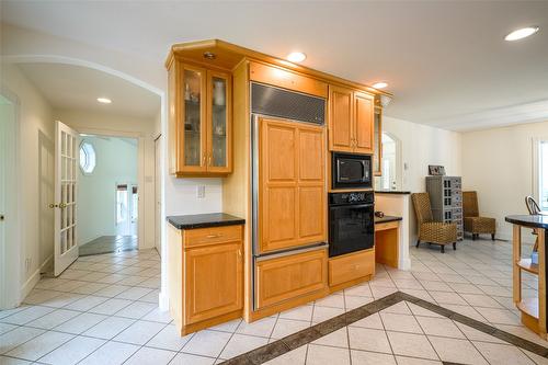 1176 Thomas-Hayes Road, Spallumcheen, BC - Indoor Photo Showing Kitchen