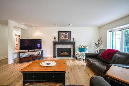 1176 Thomas-Hayes Road, Spallumcheen, BC - Indoor Photo Showing Living Room With Fireplace