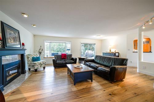 1176 Thomas-Hayes Road, Spallumcheen, BC - Indoor Photo Showing Living Room With Fireplace