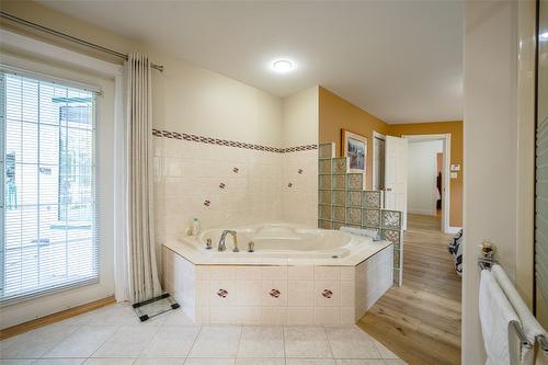 1176 Thomas-Hayes Road, Spallumcheen, BC - Indoor Photo Showing Bathroom