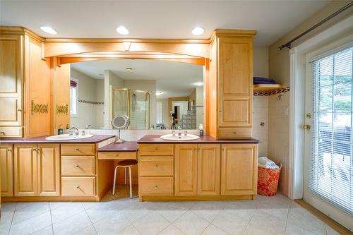 1176 Thomas-Hayes Road, Spallumcheen, BC - Indoor Photo Showing Bathroom